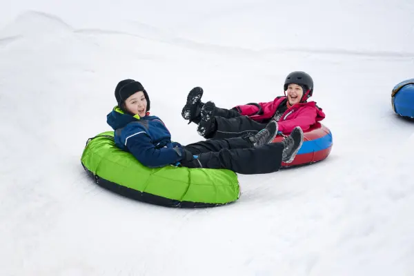 Enfants avec des bouée sur la neige