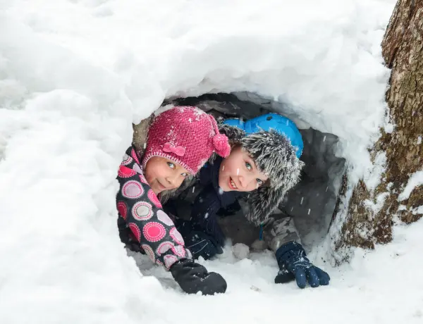 Enfants dans un igloo
