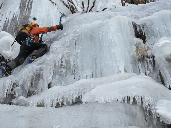 ESCALADE CASCADE DE GLACE CHAMONIX MT BLANC