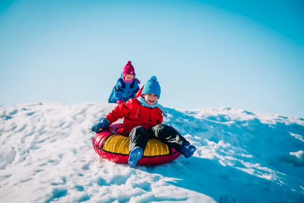 Des enfants s'amusent dans neige