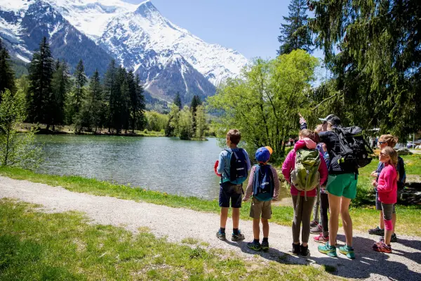 Groupe d'enfants en randonnée