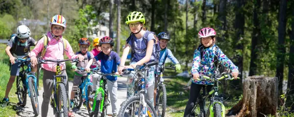 Groupe d'enfants en VTT