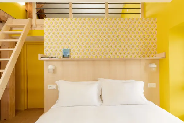 Chambre mezzanine jaune
