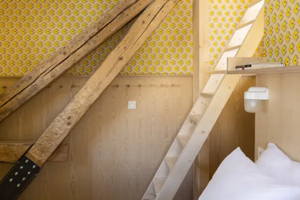 Chambre mezzanine jaune