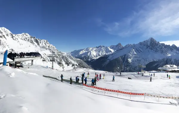 Vue sur piste de ski et télésiège de la Parso