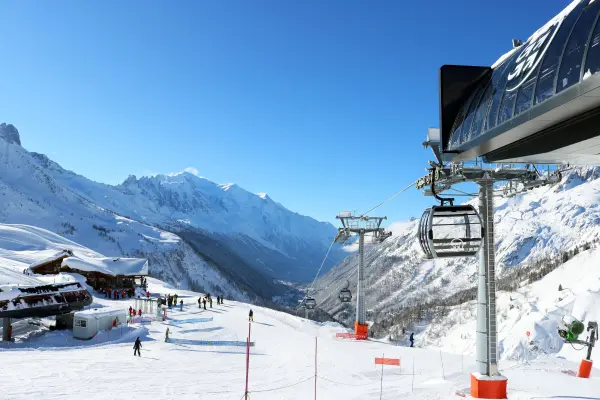 Vue sur la piste et télécabine de Charamillon