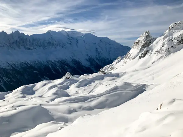 Pistes de ski en poudreuse avec vue Mont Blanc