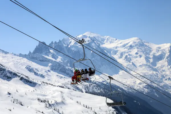 Skieurs sur le télésiège des Autannes