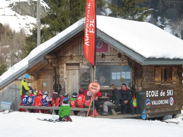 Enfants devants la cabane de l'ecole de ski