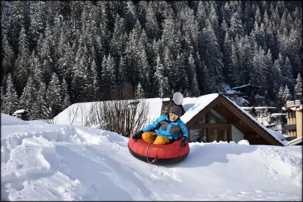 Enfant sur la piste de snowtubing aux Chosalets