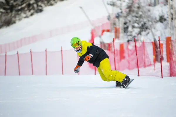 Snowboarder sur la piste