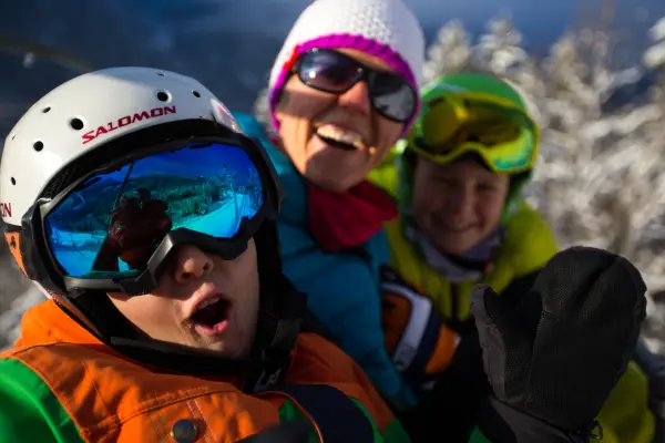 Skieurs dans le télésiège