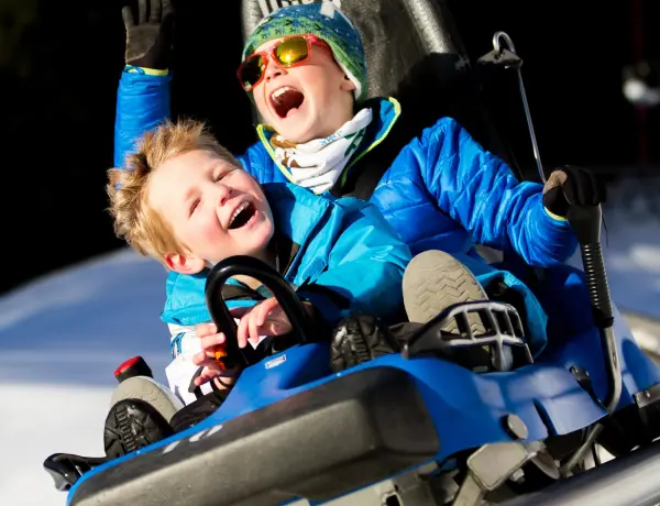 Enfants sur la Luge Alpine Coaster