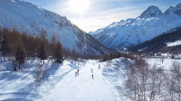 skieurs sur la piste de ski de la Vormaine