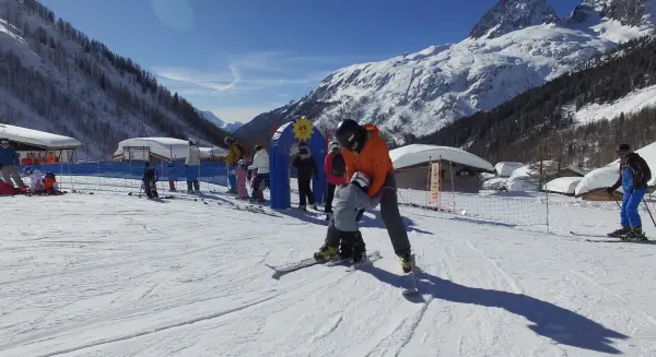 Apprentissage sur la petite piste de ski