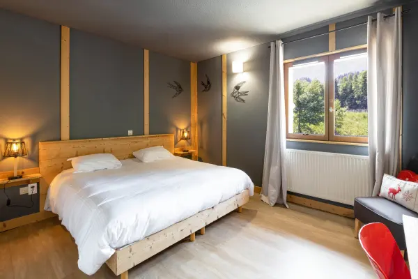 chambre avec grand lit