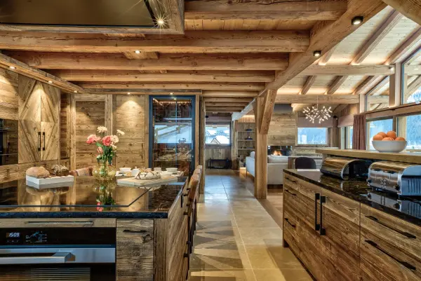 Cuisine ouverte et coin petit déjeuner au Chalet Saphir 