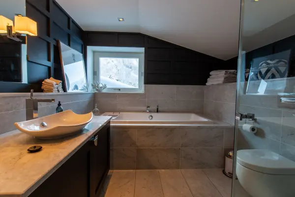 Salle de bains avec douche et baignoire