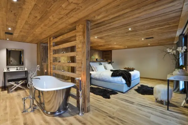 Grand chambre Maître avec salle de bain ouverte et access au jardin.