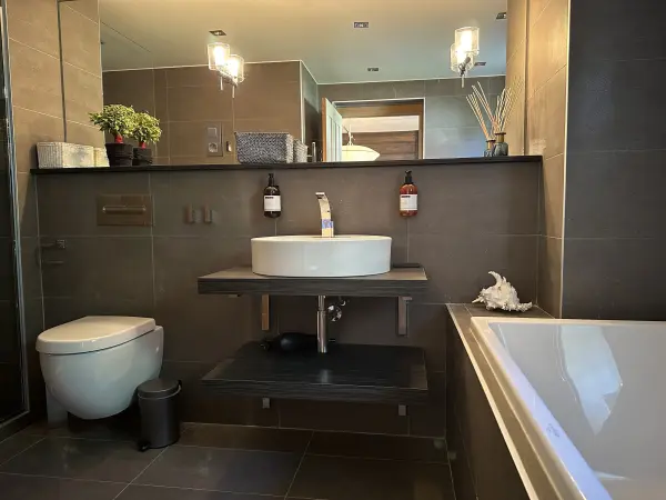 Salle de bains avec douche et baignoire