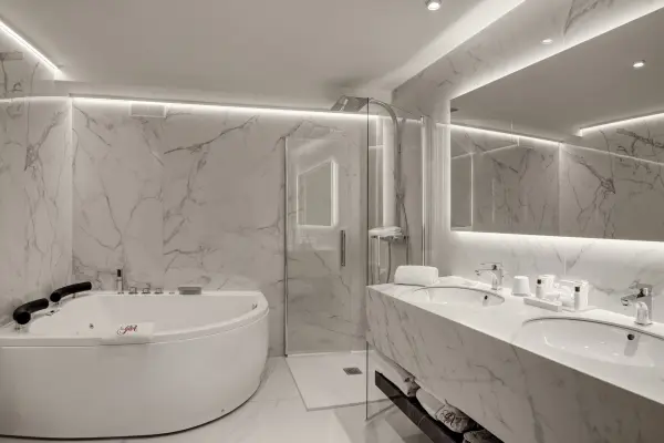 Salle de bain avec baignoire et douche séparée