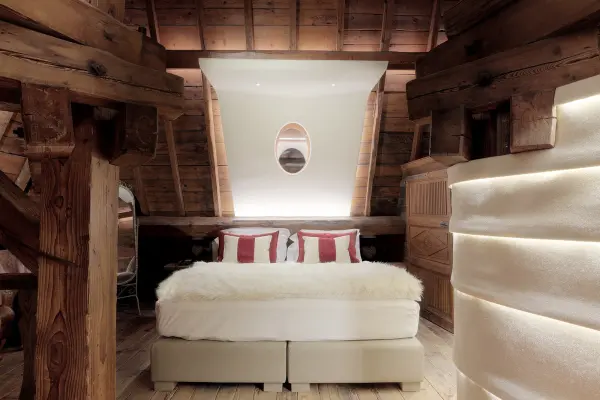 Chambre de 28 m² située sous le toit de la tour.
