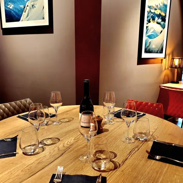Salle du Restaurant avec de magnifiques photos de nos montagnes