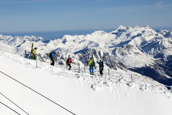 skieurs sur l'arrête de l'Aiguille du Midi