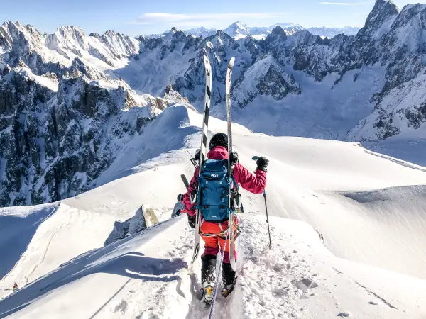 skieurs sur l'arrête de l'Aiguille du Midi