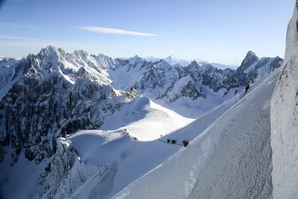 skieurs sur l'arrête de l'Aiguille du Midi