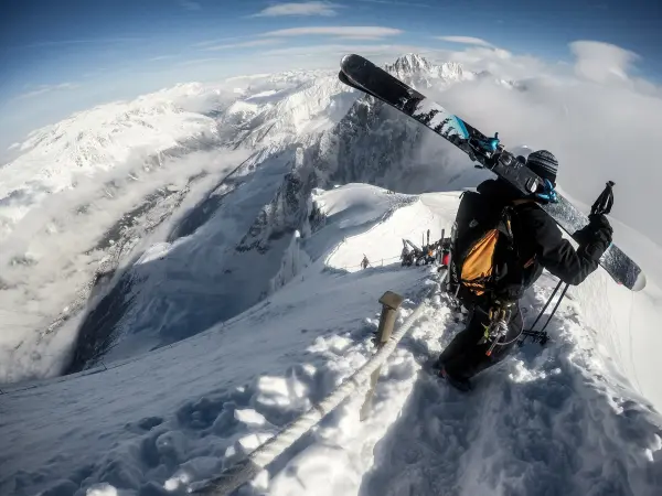 skieurs sur l'arrête de l'Aiguille du Midi