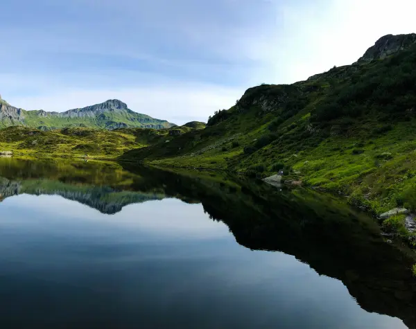 Lac et montagne de Pormenaz à Servoz