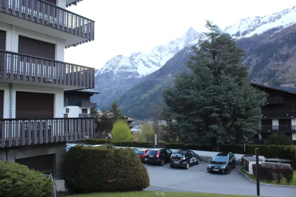 Parking devant la résidence