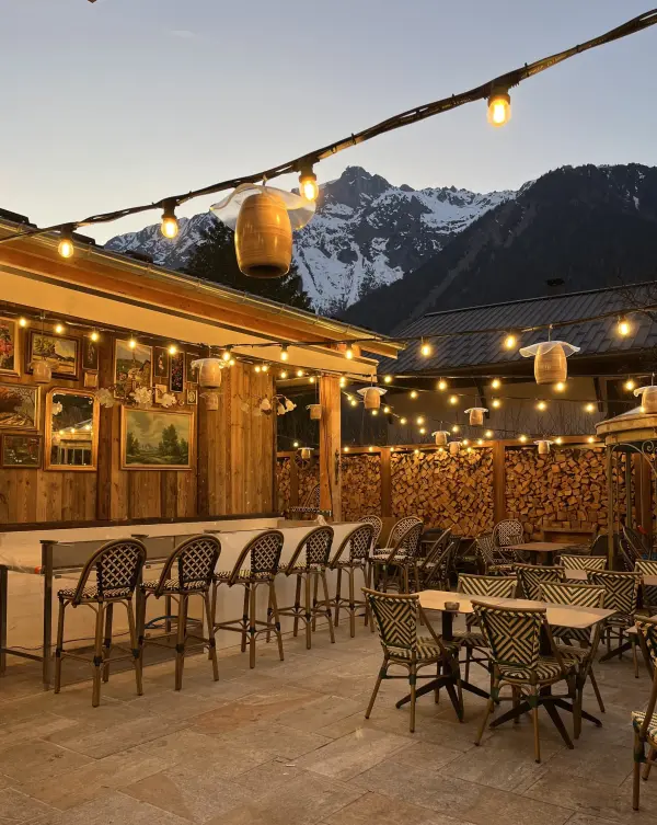 grande terrasse exterieure au calme arriere du restaurant 