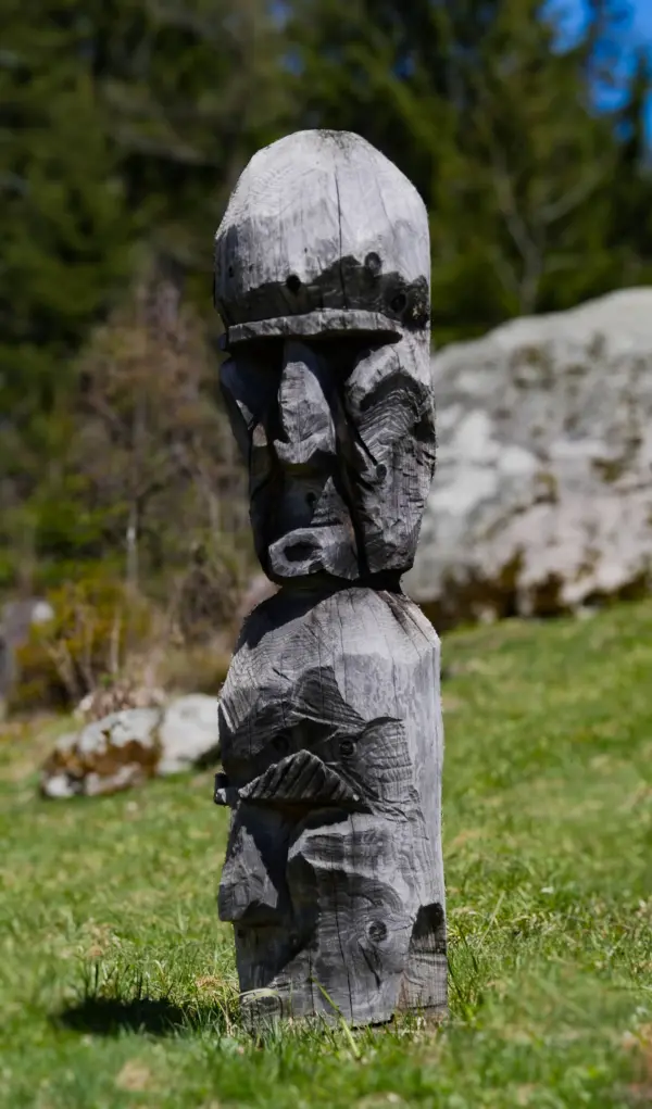 statue