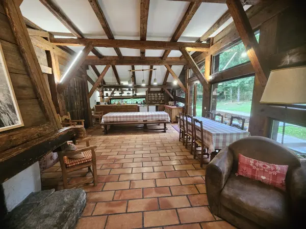 2 tables pouvant accueillir en tout 20-22 personnes