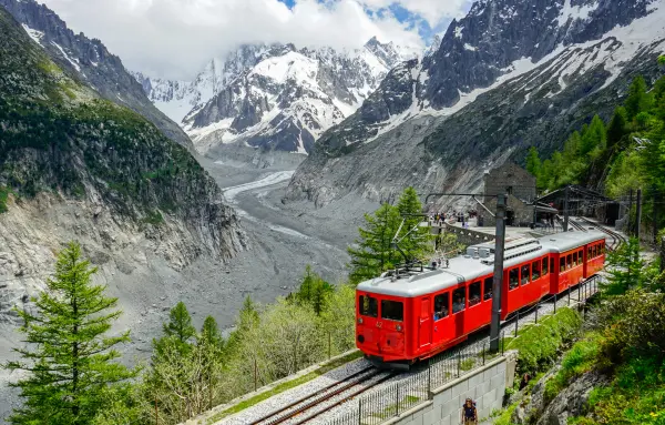 Train du Montenvers avec vue sur la Mer de Glace