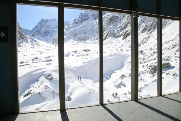 Vue sur la Mer de Glace depuis la vitre
