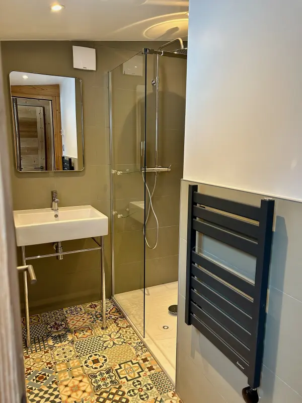 Salle de bain avec douche
