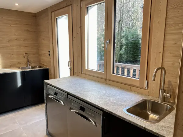 Porte de la cuisine donnant sur l'espace jacuzzi