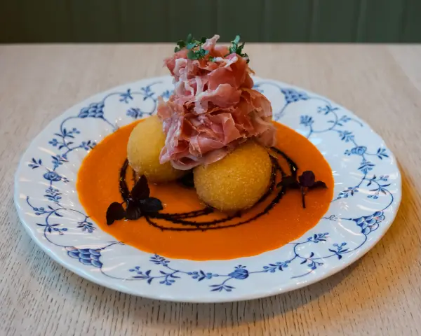 Arancini au Beaufort, sauce de tomates rôties et chiffonnade de jambon de Savoie