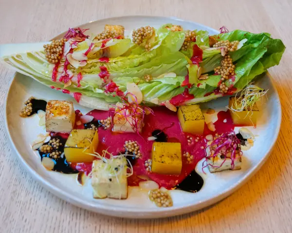 Salade RHB : Romaine, Halloumi grillé,  Betterave brûlée