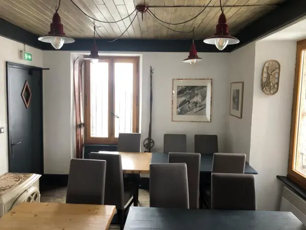Salle restaurant côté poêle à bois