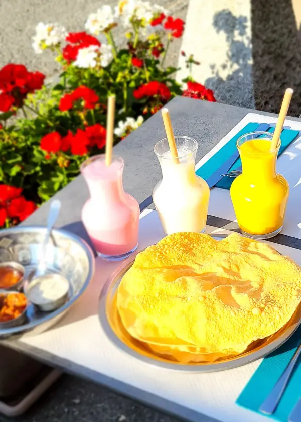 Pappadums, lassi à la mangue,  lassi à la cardamome  et lassi à la ros