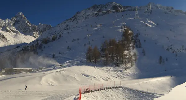Vue sur la piste de ski au domaine skiable des grands-montets