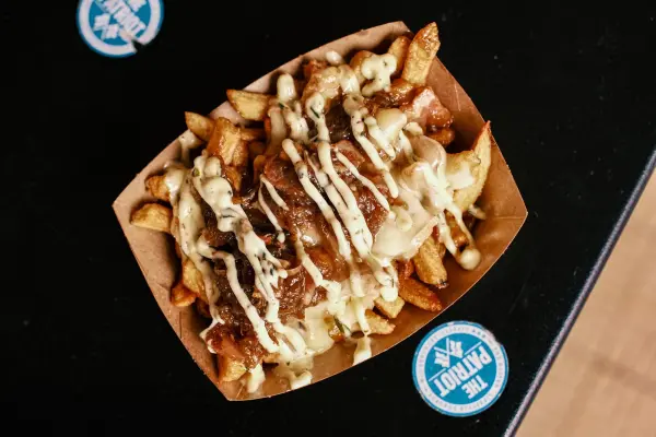 Frites Gratiné à la raclette, oignons confit, lard et mayonnaise