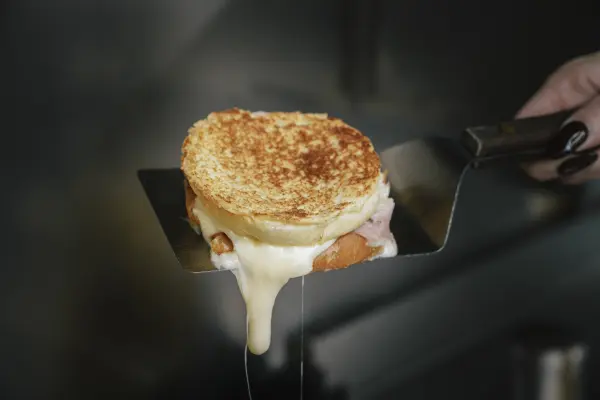 Un croq au comté et jambon aux herbes