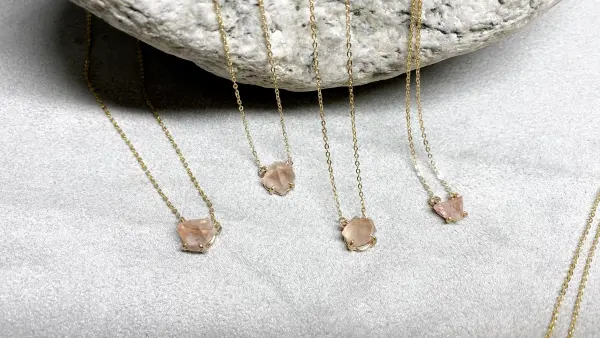 Fluorines roses brutes de Chamonix serties sur Gold Filled 14k