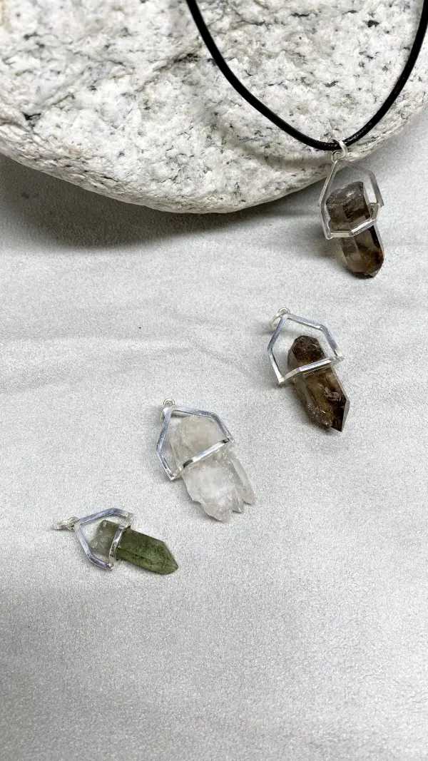 Quartz hyalins/chlorités/fumés, gardés à l'état brut, sur Argent 925