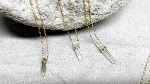 Quartz hyalins et chlorité, gardés à l'état brut, sertis sur chaîne 